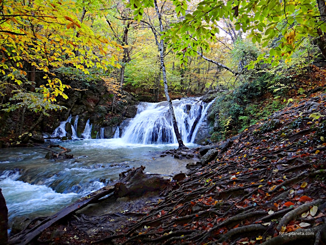 Один из верхних каскадов водопада Джур-Джур на реке Улу-узень по территории гос. природного гидрологического заказника регионального значения «Хапхальский».