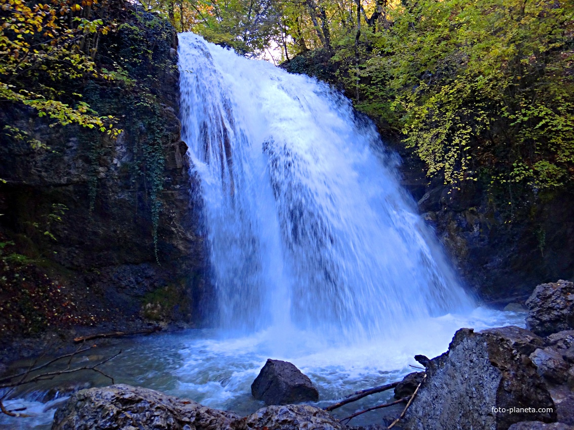 Водопад Джур-Джур на реке Улу-узень в гос. природном гидрологическом заказнике регионального значения «Хапхальский». Самый мощный каскад.