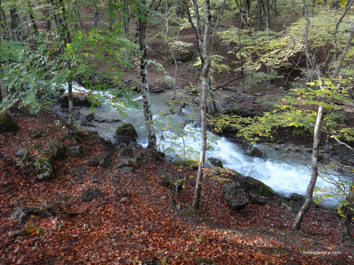 Рядом с началом экотропы к водопаду Джур-Джур на реке Улу-узень по территории гос. природного гидрологического заказника регионального значения «Хапхальский».
