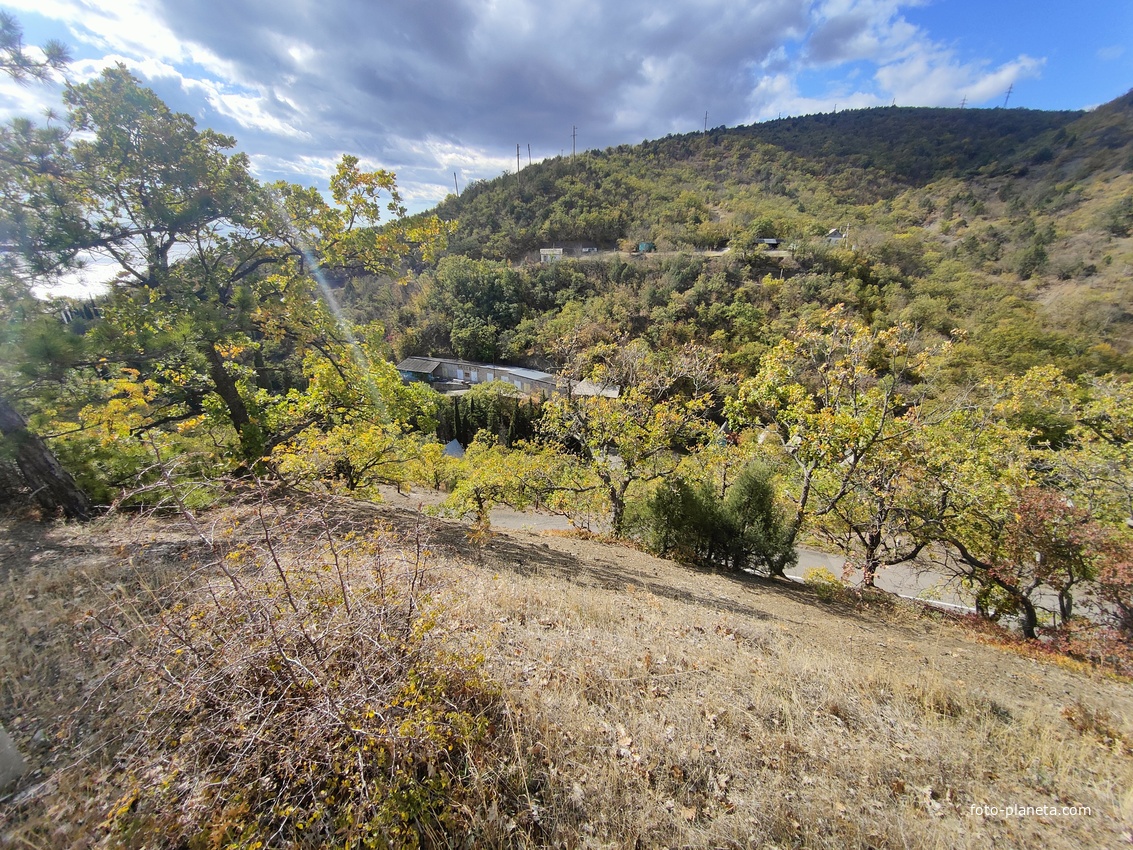 Холмы вдоль дороги к СОСЛ МЭИ "Алушта" и постройки на его территории у побережья.