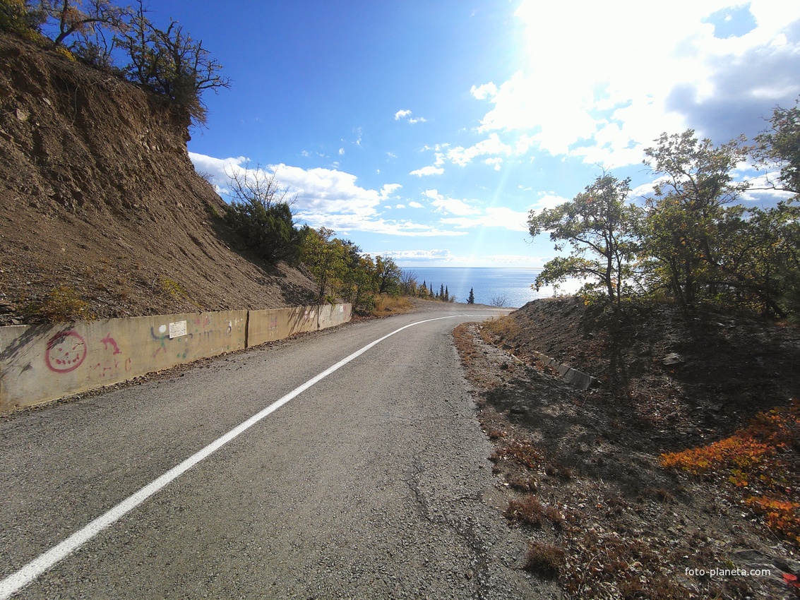 Дорога от Алуштинского шоссе к СОСЛ МЭИ "Алушта" (перед лагерем).
