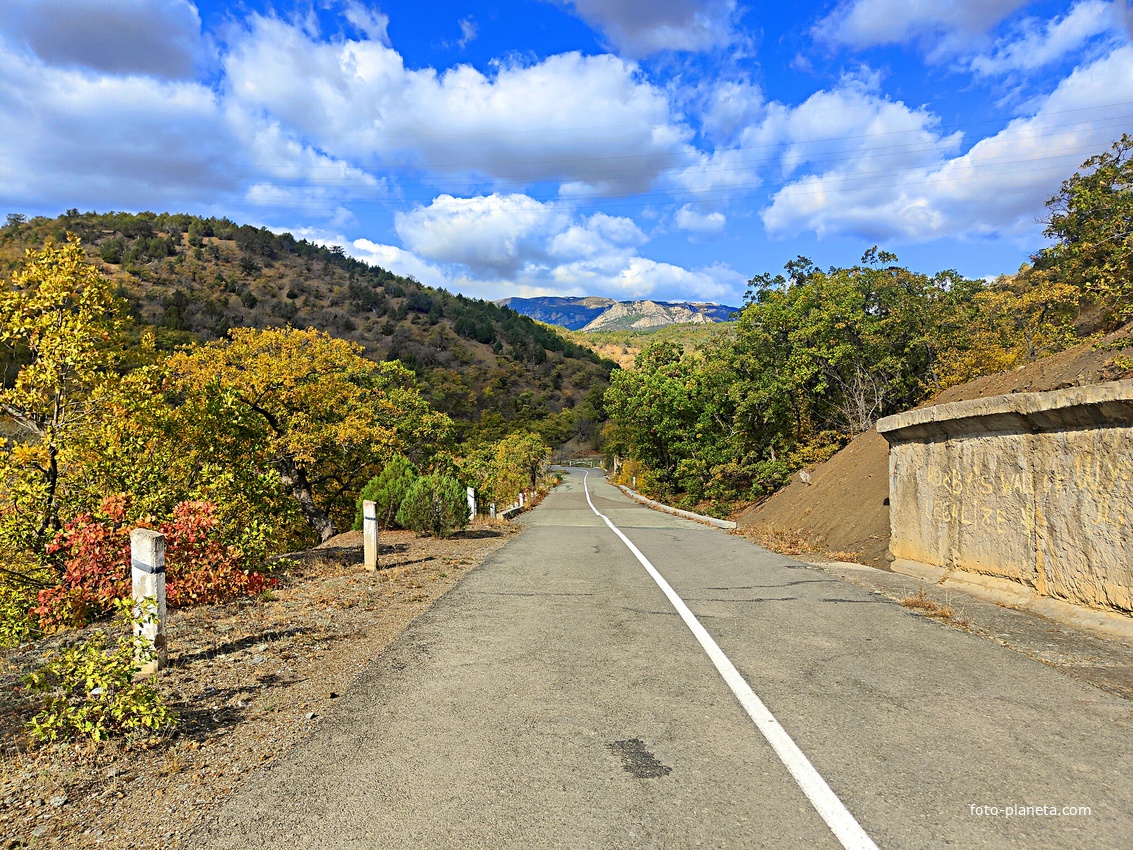 Дорога к СОСЛ МЭИ "Алушта" у побережья и холмы вдоль неё.