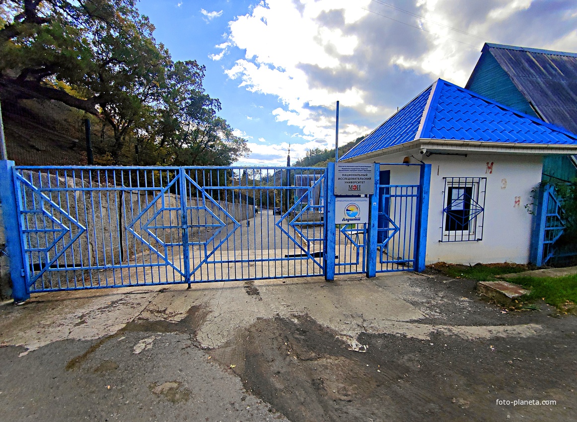 Въездные ворота в СОСЛ МЭИ "Алушта".