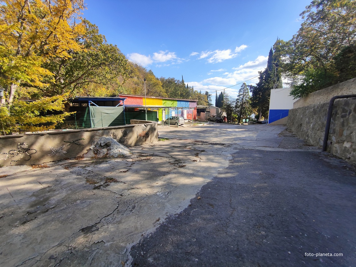 СОСЛ МЭИ "Алушта". Хоз. блок слева и Медпункт справа.