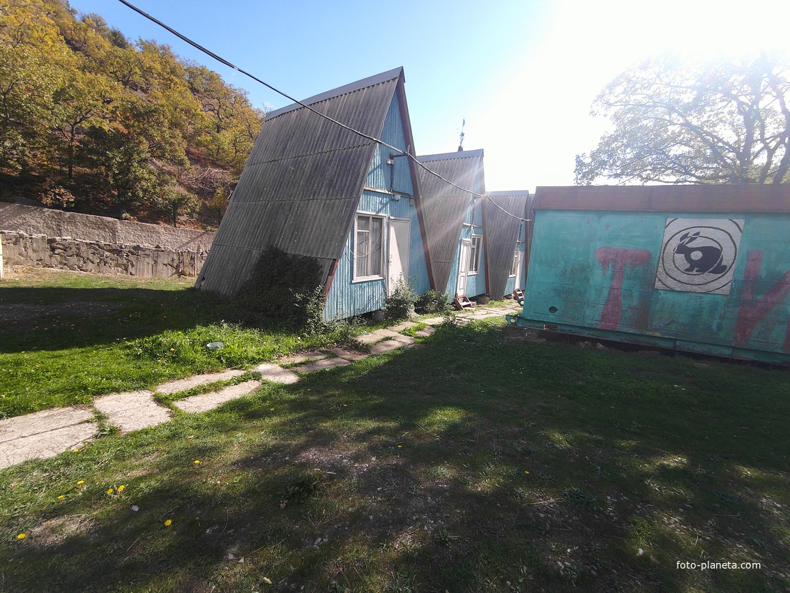 Жилые домики "Медвежий угол" и Тир СОСЛ МЭИ "Алушта".