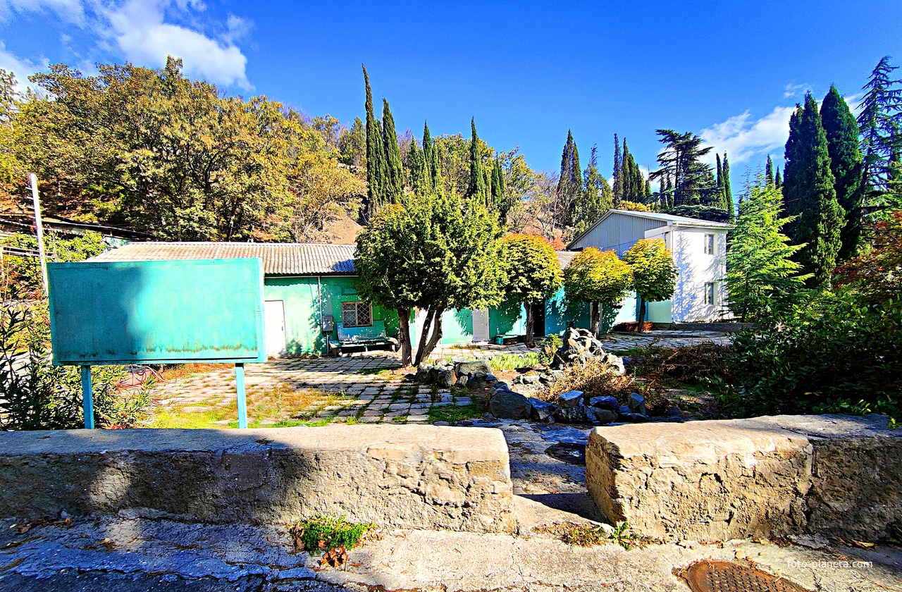 Бельевой склад и Дом Начальника СОСЛ МЭИ "Алушта".