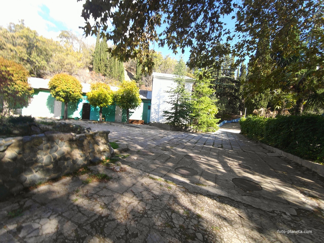 Бельевой склад и Дом Начальника СОСЛ МЭИ "Алушта".