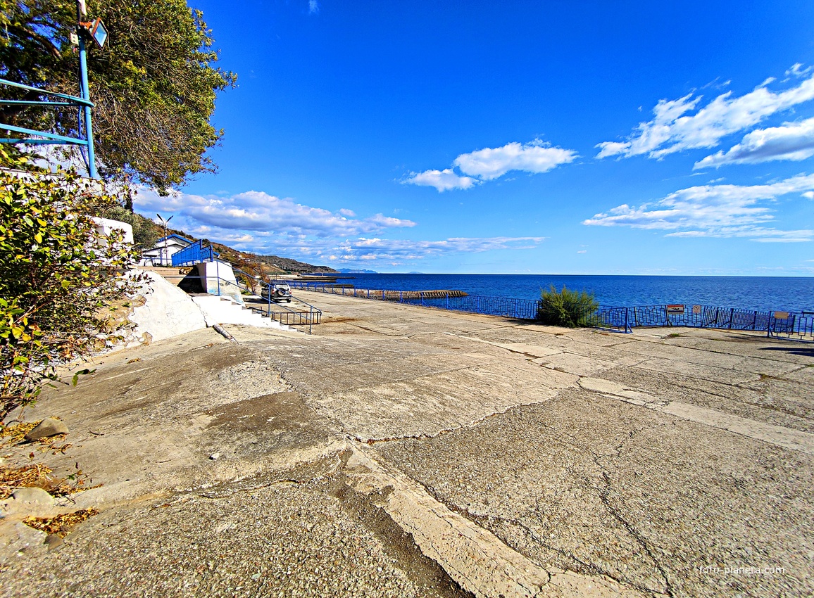 Площадка на набережной СОСЛ МЭИ "Алушта".