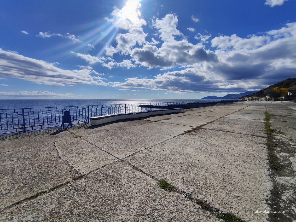 Набережная СОСЛ МЭИ "Алушта".