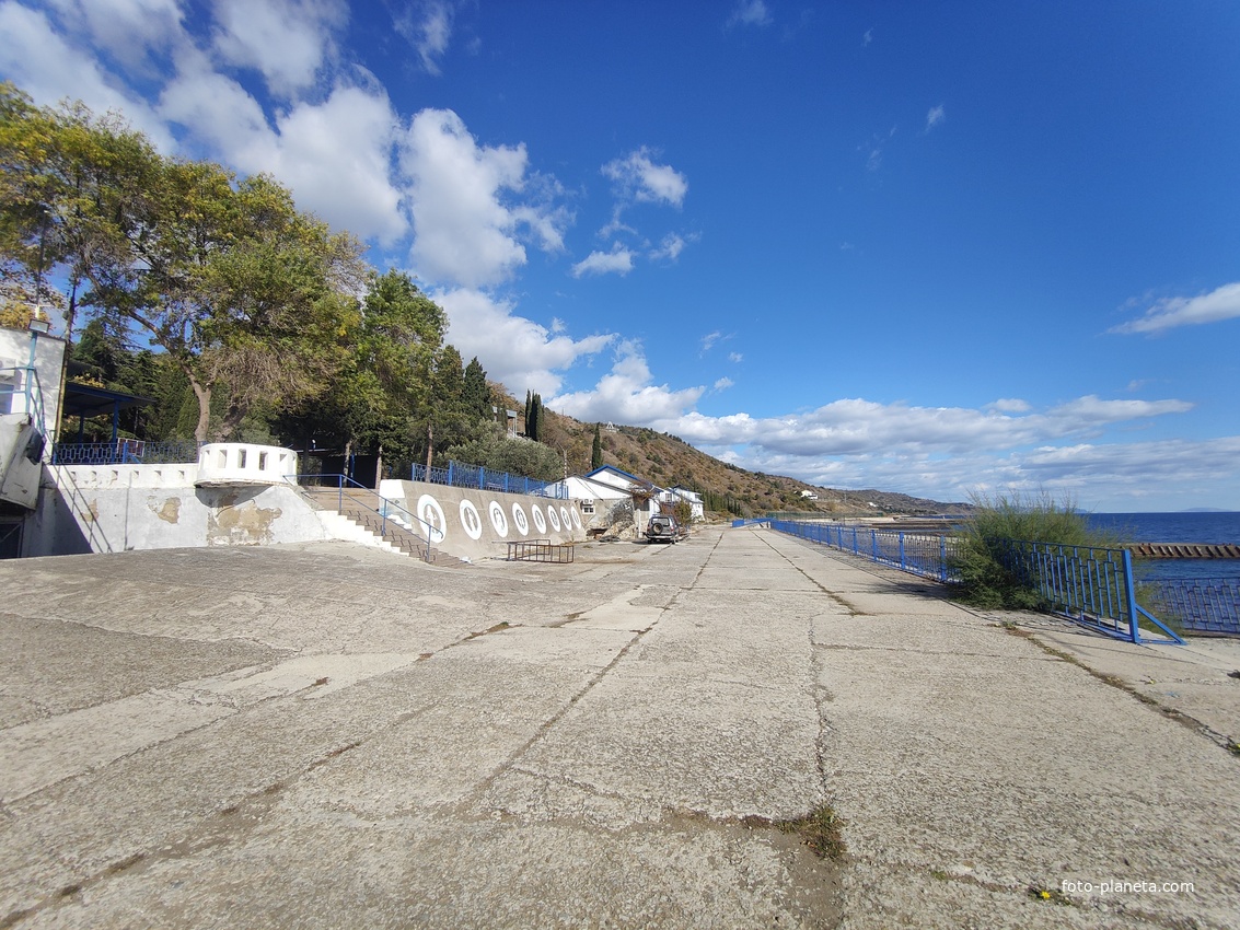 Набережная СОСЛ МЭИ "Алушта". Эллинг (кафе на набережной) и Эстрада.