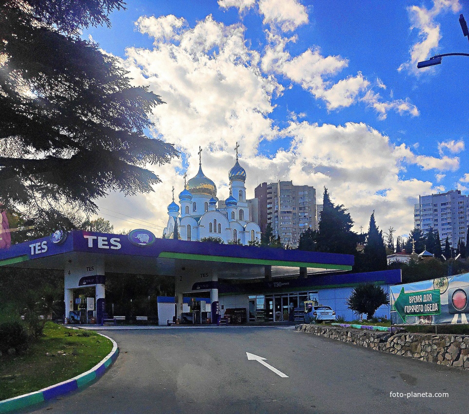 ​Заправочная станция Теs на Симферопольской улице и храм  Царственных Страстотерпцев на Юбилейной улице.