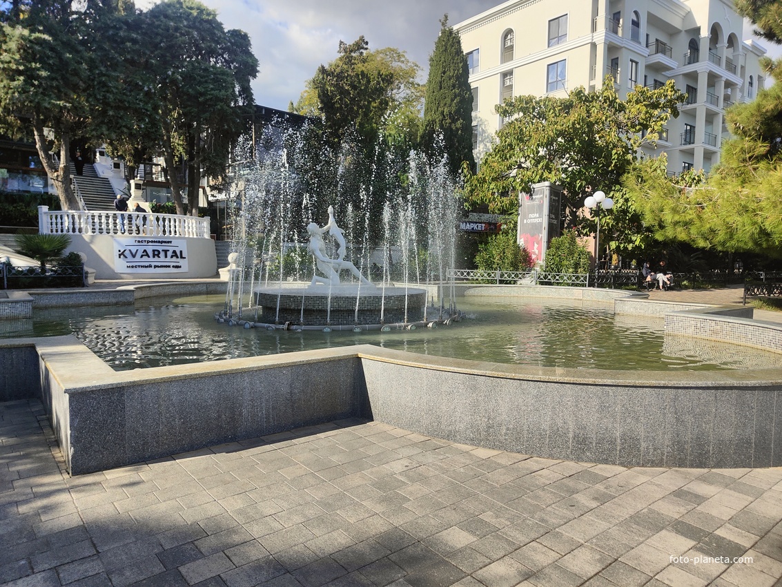Фонтан "Рыбак" на улице Ленина.