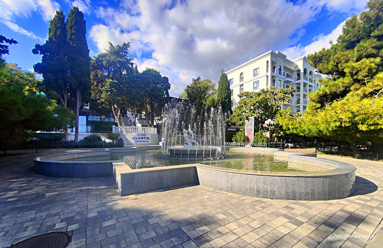 Фонтан "Рыбак" на улице Ленина