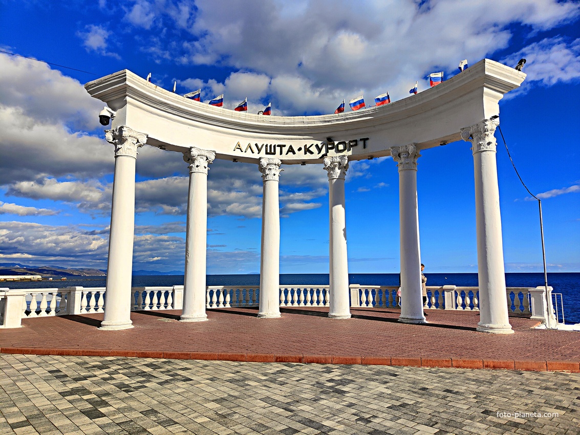 Ротонда. Одна из визитных карточек Алушты постр. 1951 г. Состоит из шести колонн с коринфским ордером. Ранее ротонду венчала цитата из Конституции СССР от 1936 г.: «Граждане СССР имеют право на отдых», сейчас на ней красуется надпись «Алушта-курорт»