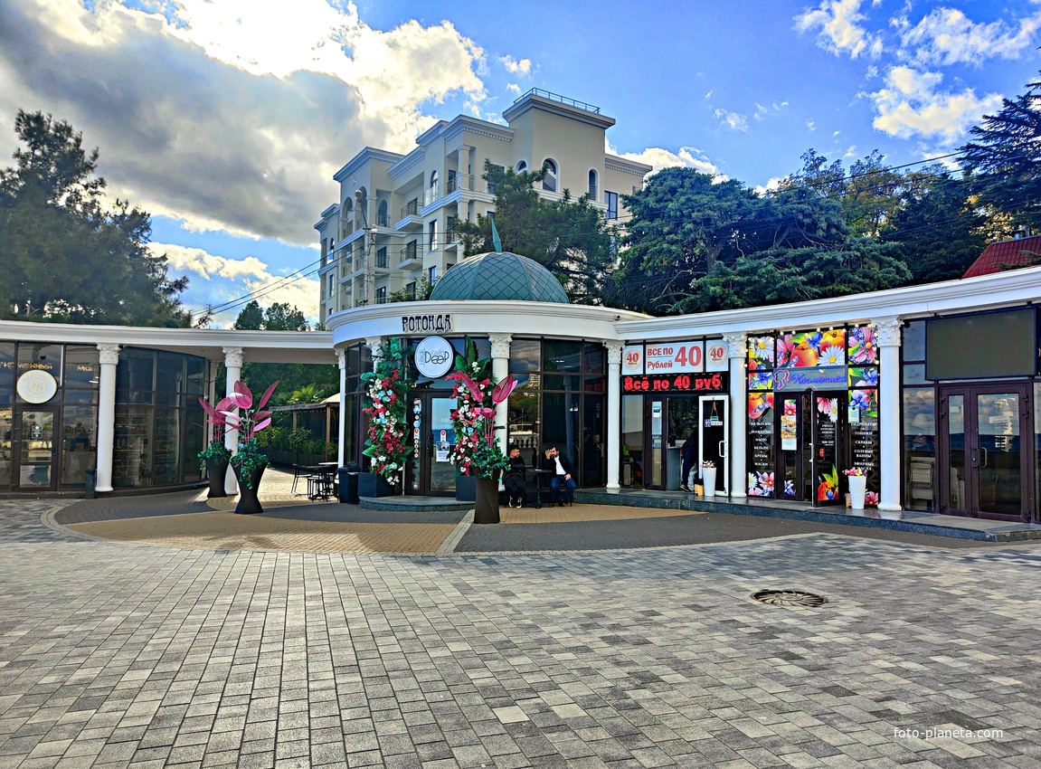 Кафе "Ротонда" на улице Ленина.