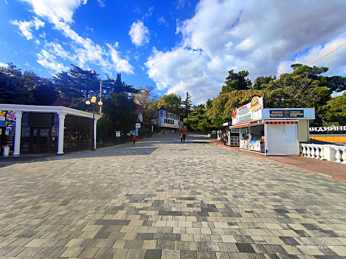 Кафе мороженое "33 пингвина" на Набережной улице.