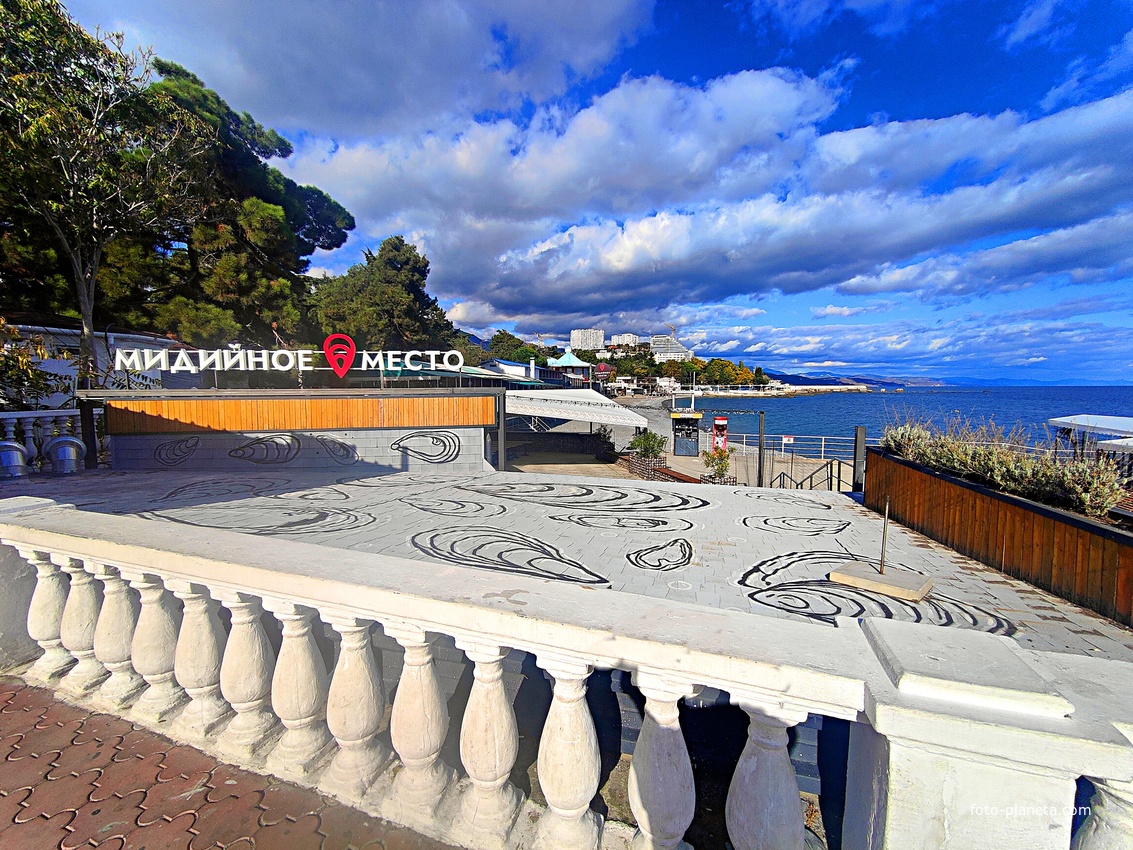 Ресторан морепродуктов "Мидийное Место" на Набережной улице.