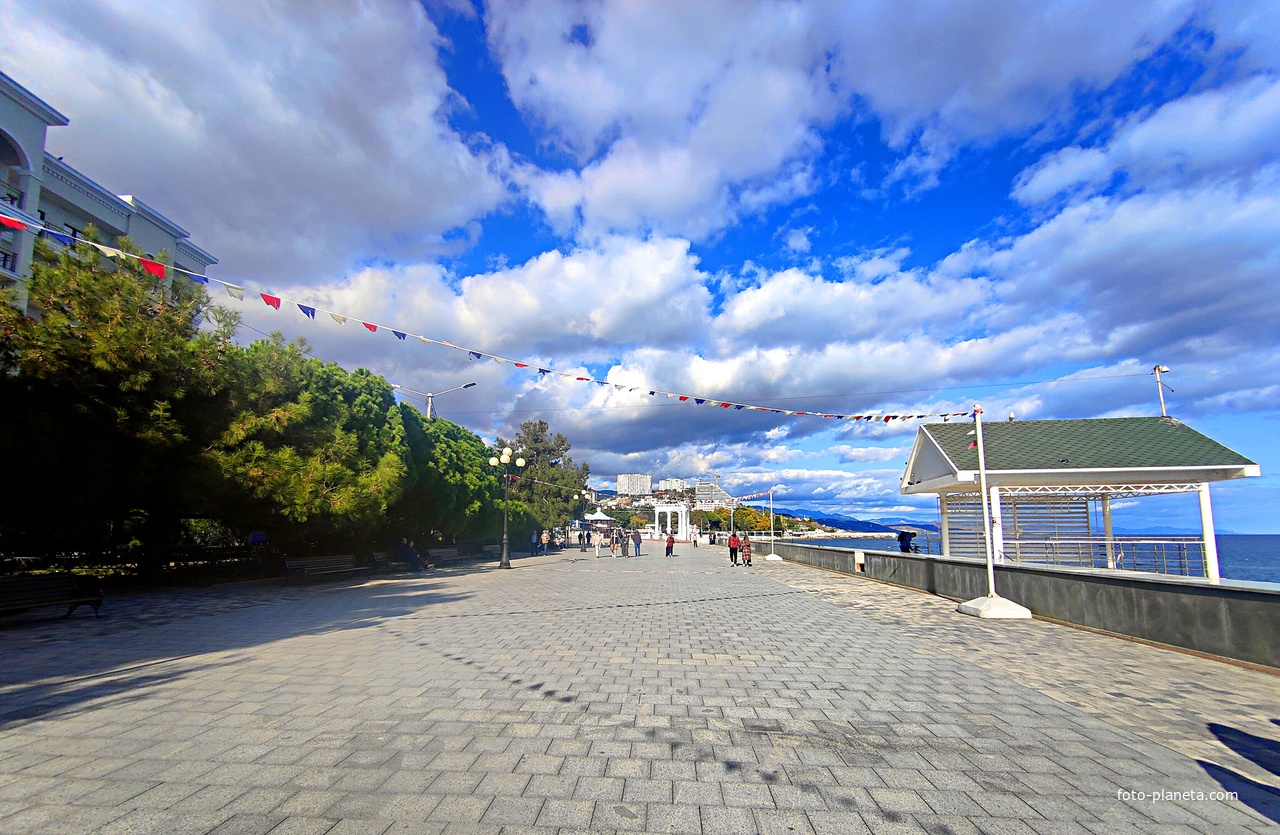 Центральная набережная. Слева - апартаменты «Чайка», впереди - Ротонда.