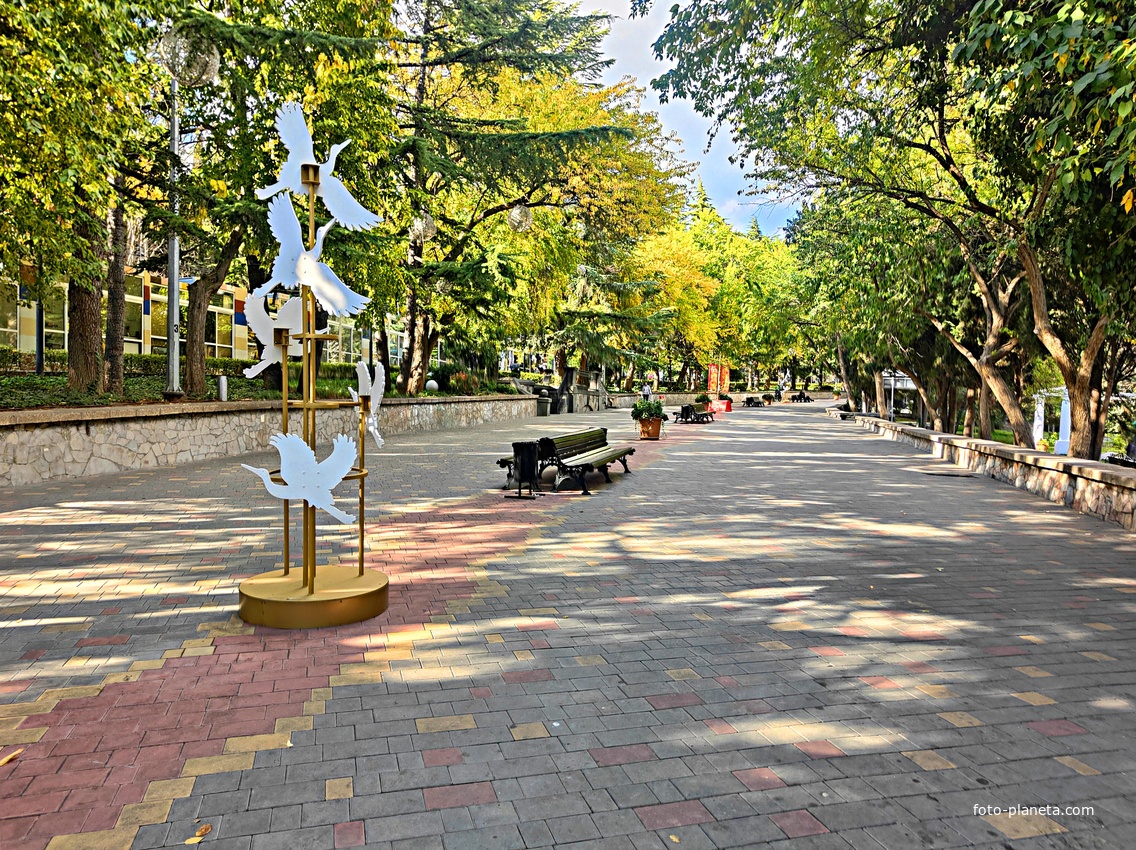 Аллея в Приморском парке.