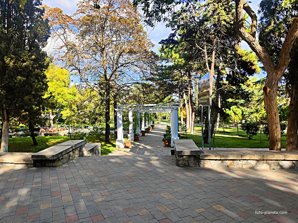 Колоннада с перголой в Приморском парке.