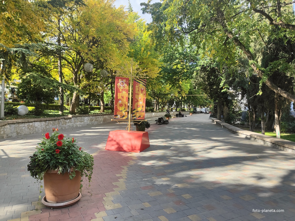 Аллея в Приморском парке.