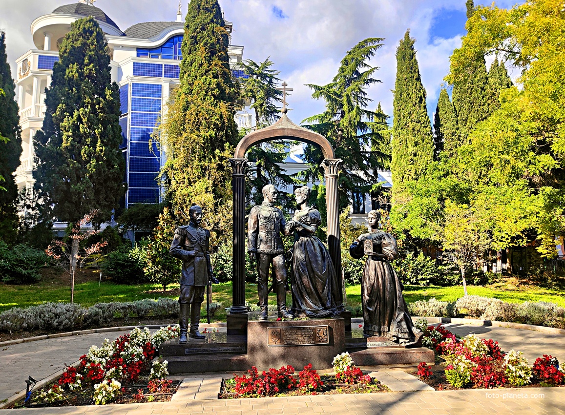 Памятник Николаю II и его супруге Александре в Приморском парке. Посвящён встрече цесаревича Николая Александровича и его невесты принцессы Алисы Гессен-Дармштадтской и Прирейнской 10 октября 1894 г. Дата открытия: 30 октября 2020 г.