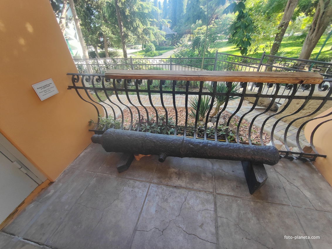 Пушка корабельная 3-х фунтовая XVII-XVIIIвв. у входа в историко-краеведческий музей.