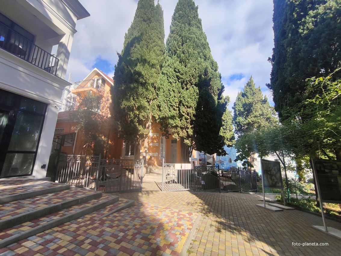 У входа в историко-краеведческий музей со стороны Приморского парка.