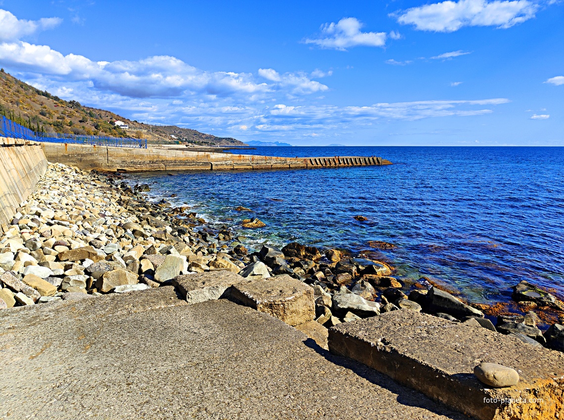 На территории СОСЛ МЭИ "Алушта". Пляж с пирсами.
