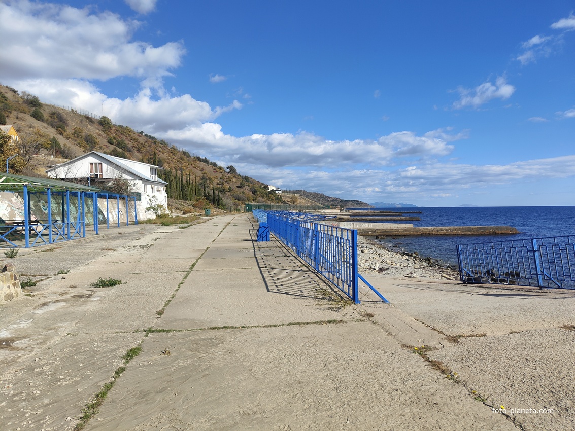 На территории СОСЛ МЭИ "Алушта". Набережная и "Белый дом".