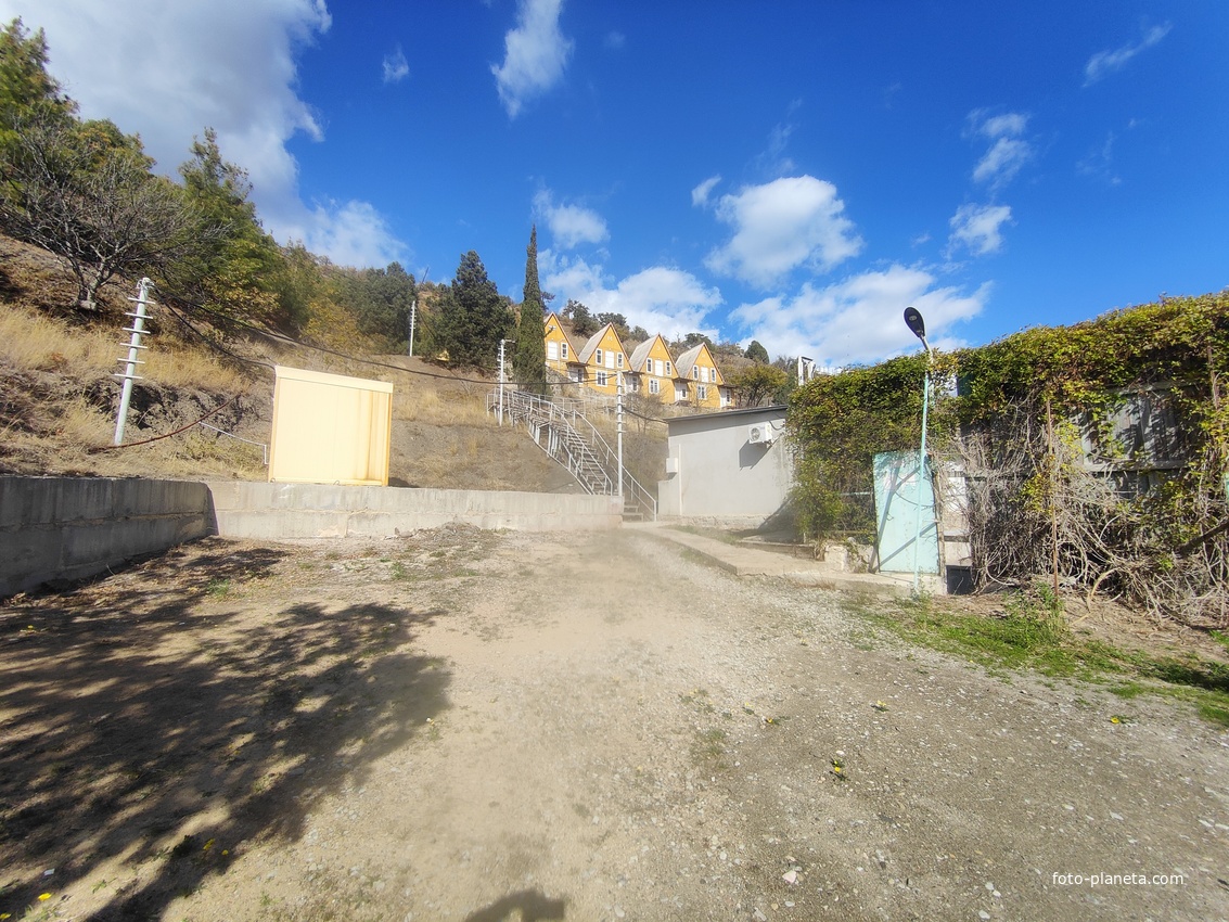 На территории СОСЛ МЭИ "Алушта". Жилые домики "Стрельбище".