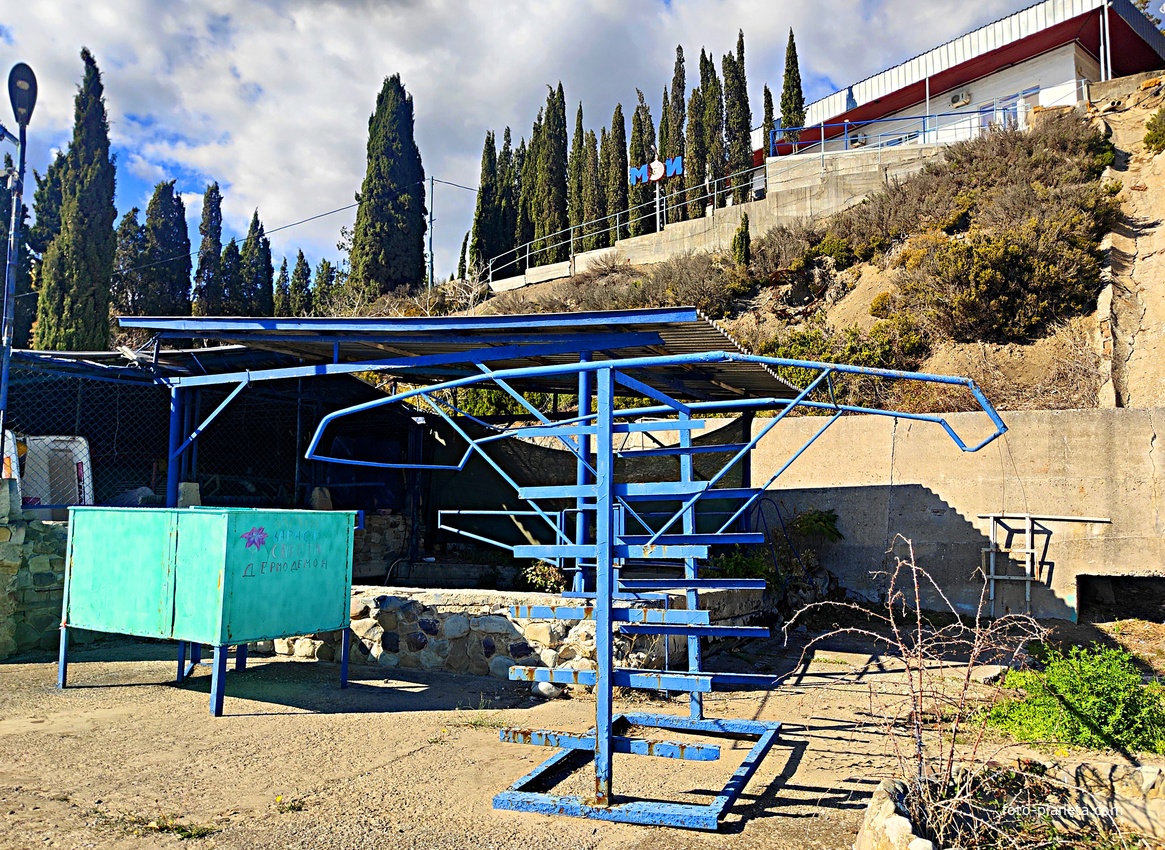 На территории СОСЛ МЭИ "Алушта". "Косой" домик.