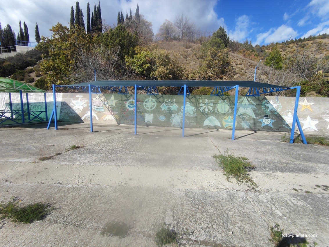 На территории СОСЛ МЭИ "Алушта". "Аллея звёзд" вдоль набережной.