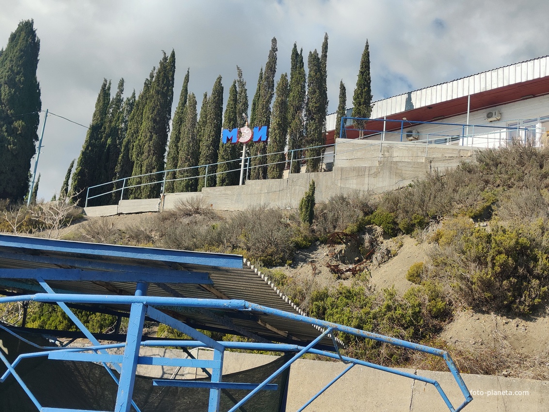 На территории СОСЛ МЭИ "Алушта"."Косой" домик.