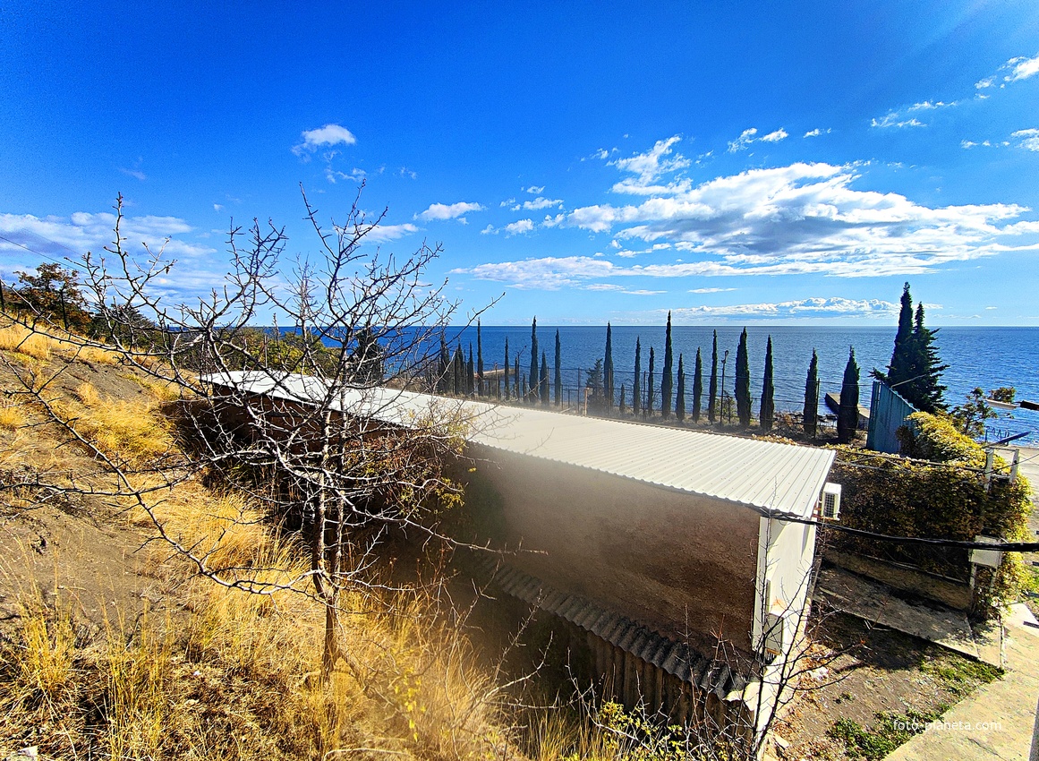 На территории СОСЛ МЭИ "Алушта". Жилой домик "Бастилия".