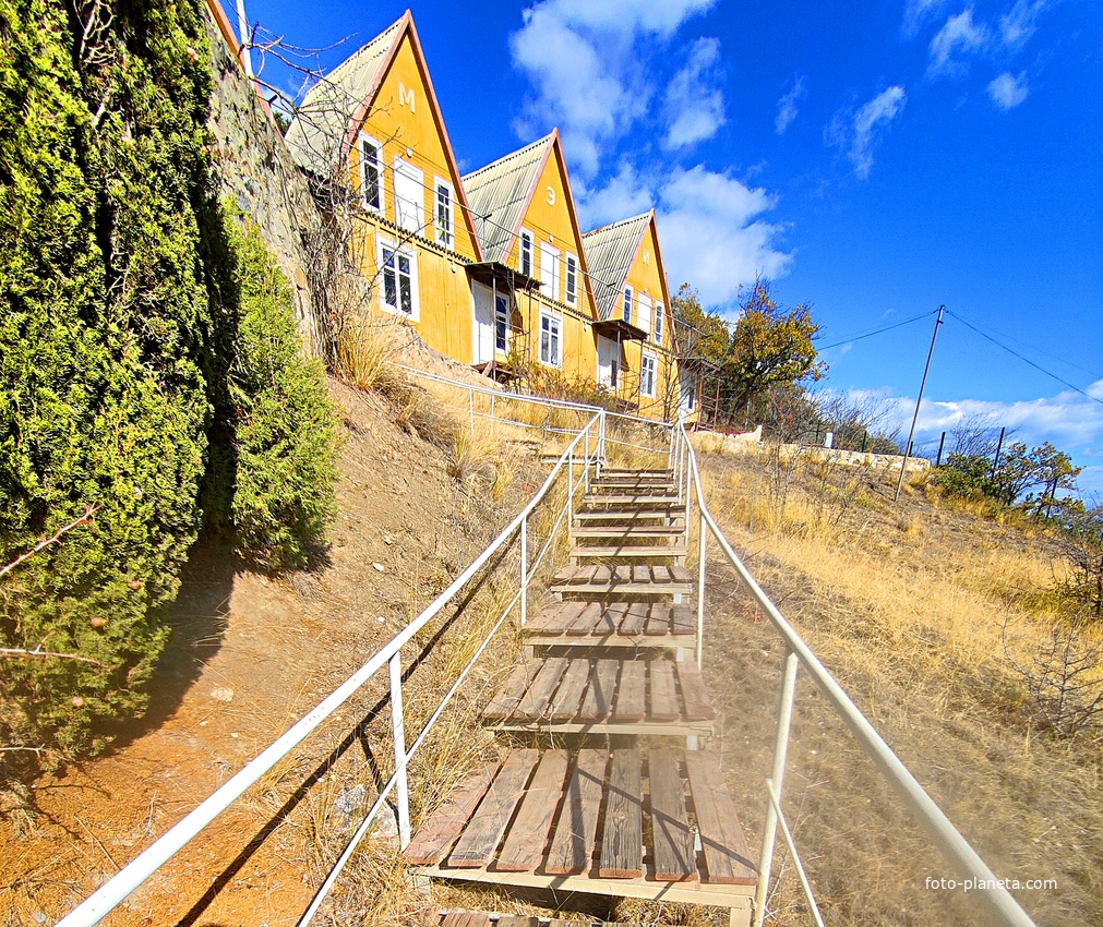 На территории СОСЛ МЭИ "Алушта". Жилые домики "Стрельбище" и "Козья тропа" к ним.