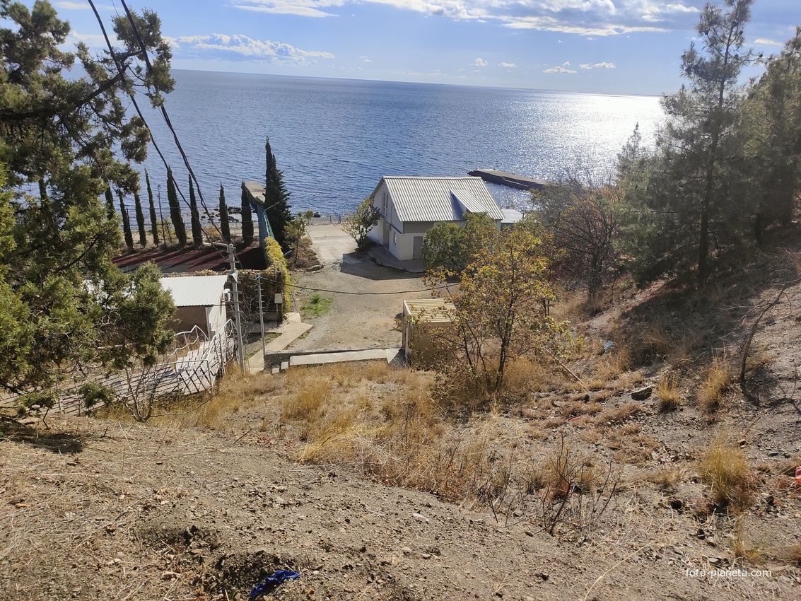 На территории СОСЛ МЭИ "Алушта". Вид с площадки перед жилыми домиками "Стрельбище". Внизу - "Белый дом".