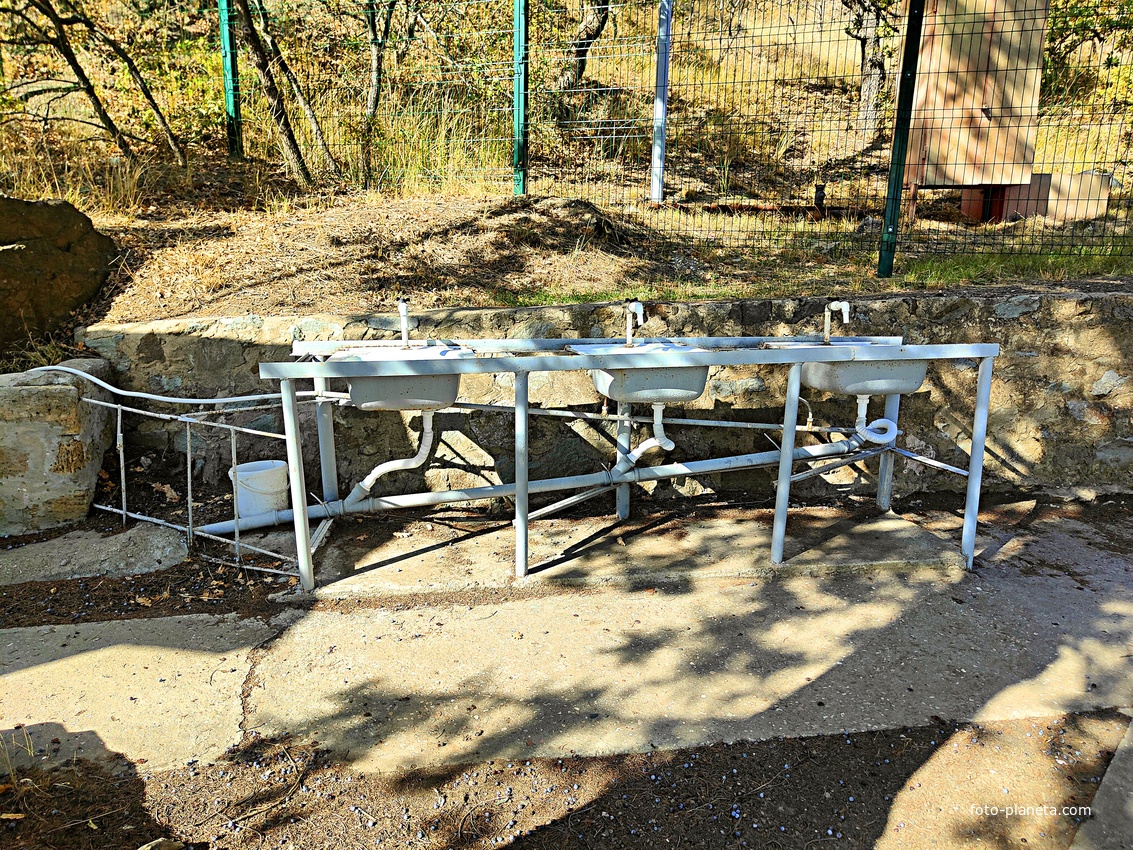 На территории СОСЛ МЭИ "Алушта". Умывальники.