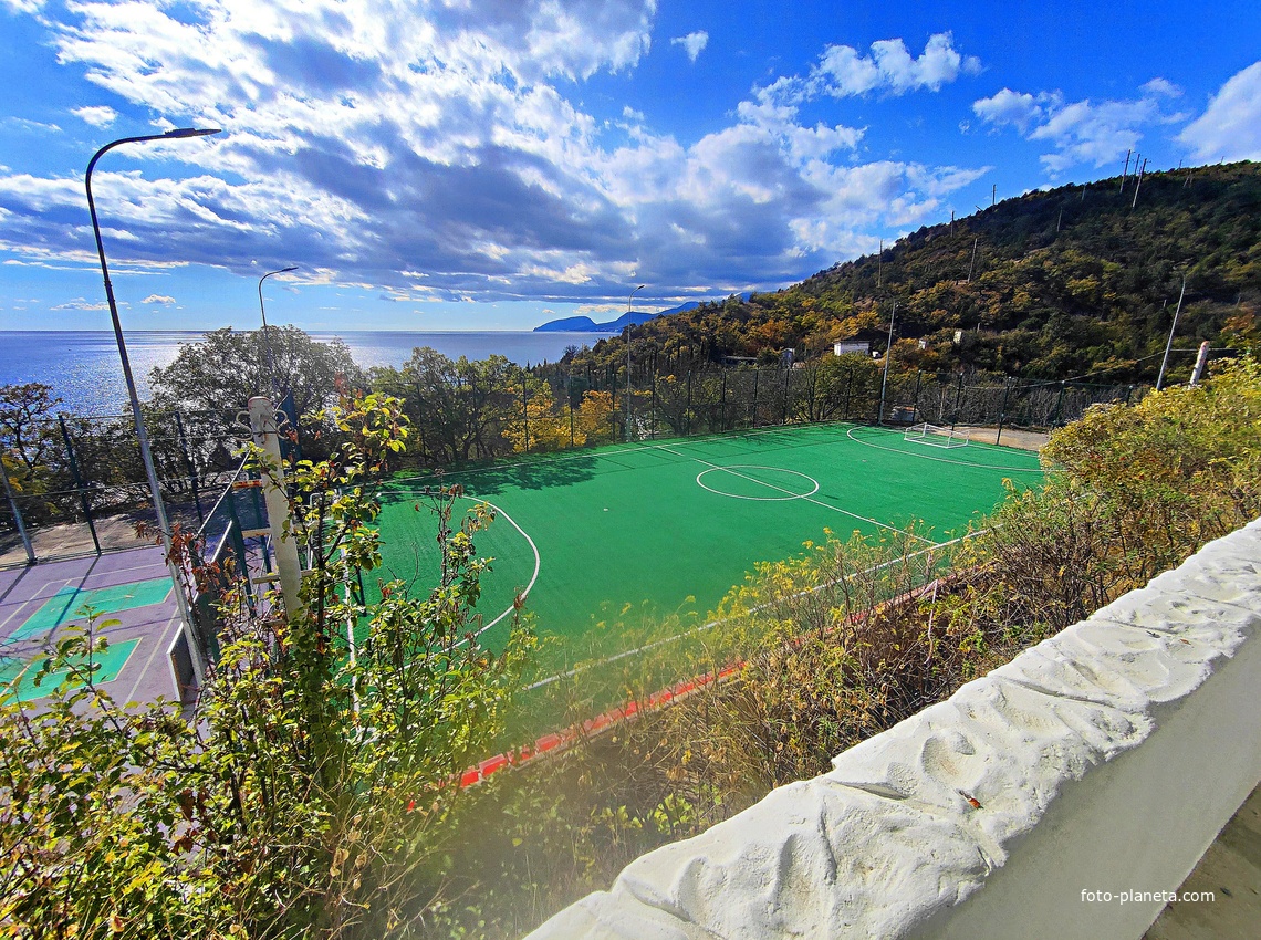 На территории СОСЛ МЭИ "Алушта". Вид с жилого корпуса "Марс" на футбольное поле и теннисный корт.