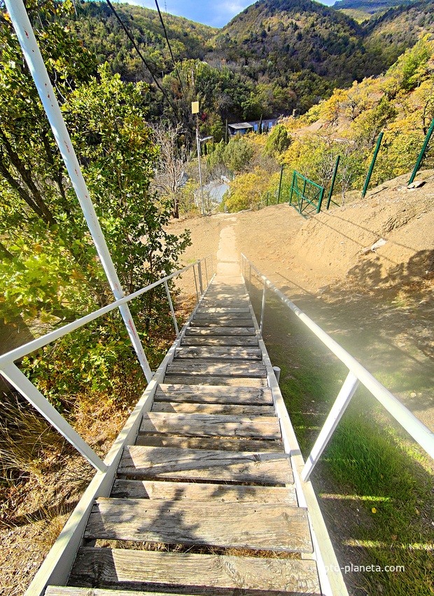 На территории СОСЛ МЭИ "Алушта". Лестница спуска с жилого корпуса "Марс".