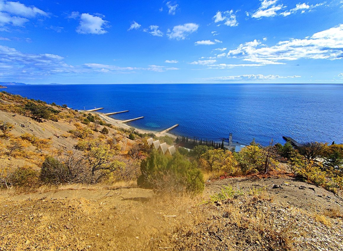 Урочище Малое Семидворье на холмах и склонах балки Сотера с выходом на акваторию Чёрного моря. Побережье с пирсами на территории лагеря МЭИ.