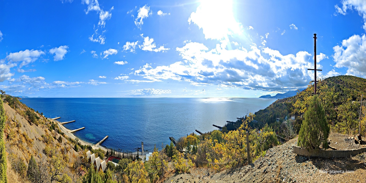 Урочище Малое Семидворье на холмах и склонах балки Сотера с выходом на акваторию Чёрного моря. Панорама с вершины холма территории лагеря МЭИ и побережья с пирсами.