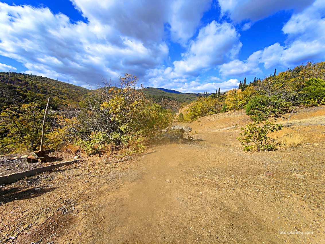 Урочище Малое Семидворье на холмах и склонах балки Сотера над территорией лагеря МЭИ.