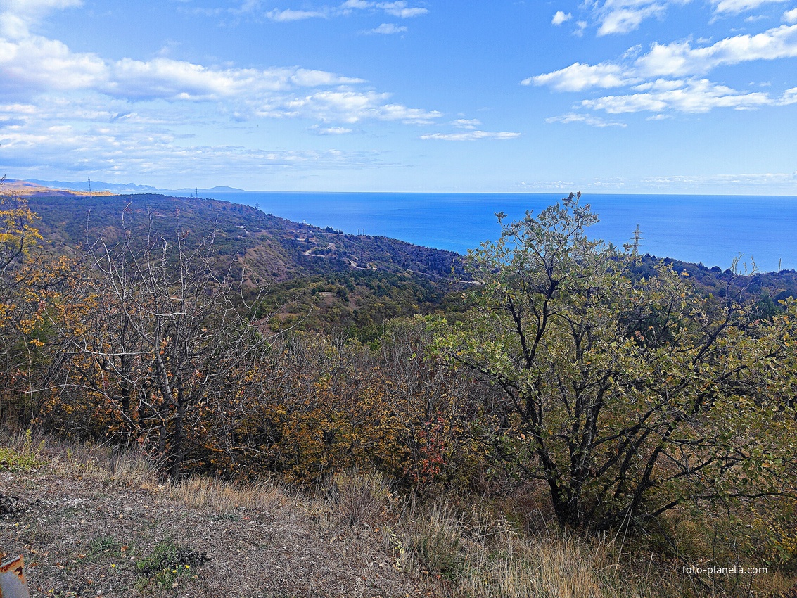 Вид с трассы Алушта-Судак на урочище Семидворье, побережье и акваторию Чёрного моря.