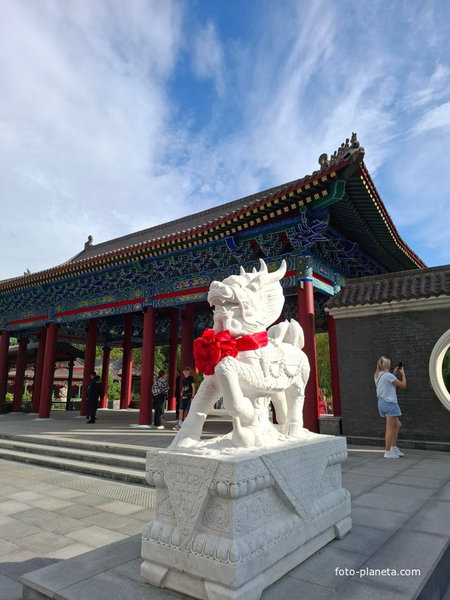 Мраморная собака Фу - символ защиты и охраны у входной арки "Цзыюнь" ("Пурпурные облако")