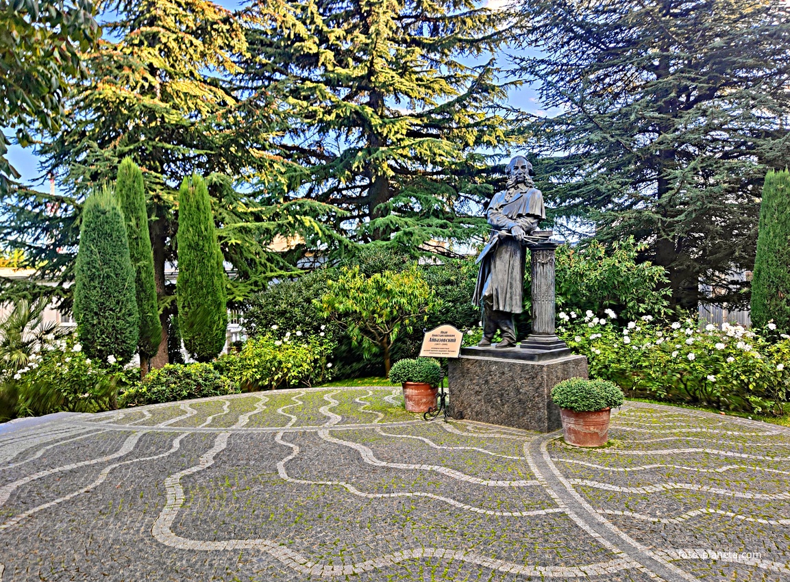 Парк «Айвазовское» — ландшафтный парк на берегу Чёрного моря. Расположен у подножия Медведь-горы в посёлке. Памятник И.К. Айвазовскому.