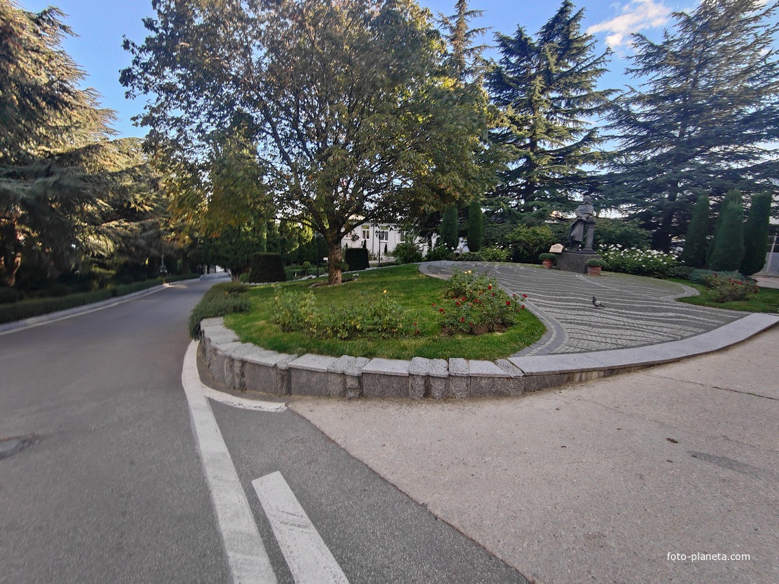 Парк «Айвазовское» — ландшафтный парк на берегу Чёрного моря. Расположен у подножия Медведь-горы в посёлке.