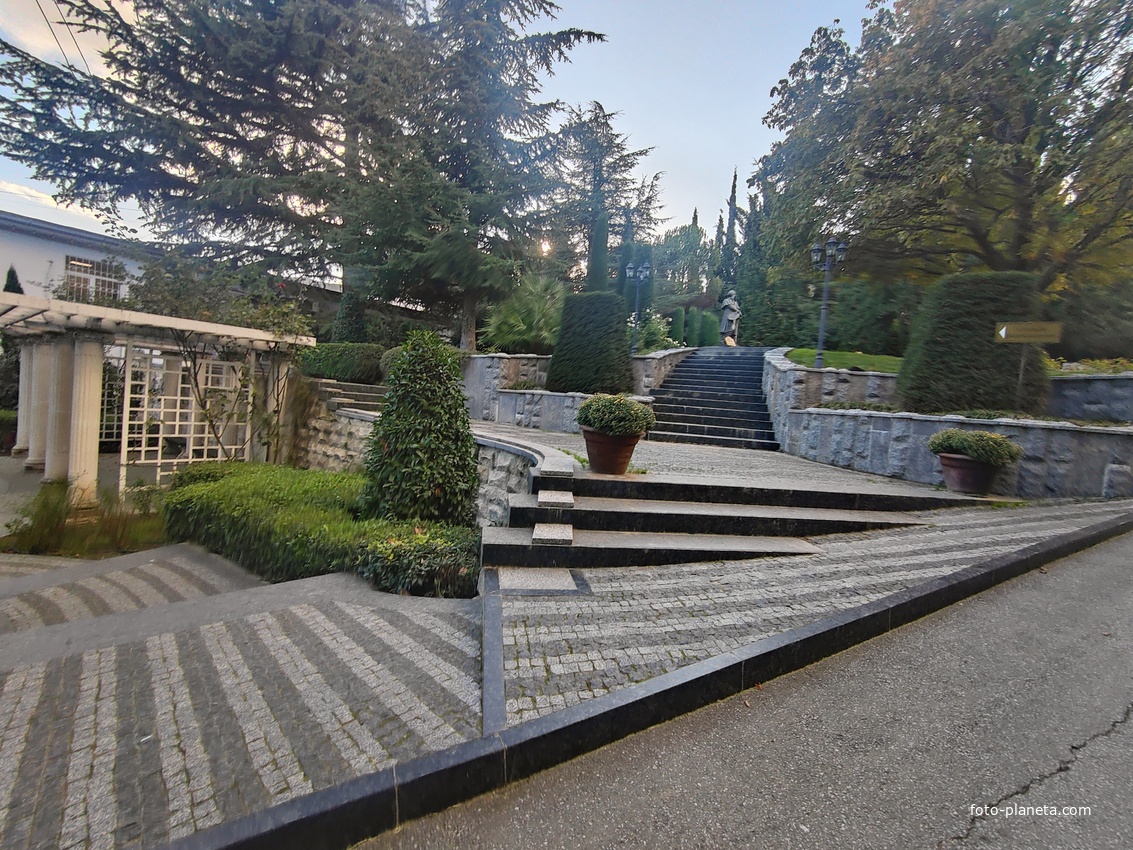 Парк «Айвазовское» — ландшафтный парк на берегу Чёрного моря. Расположен у подножия Медведь-горы в посёлке.