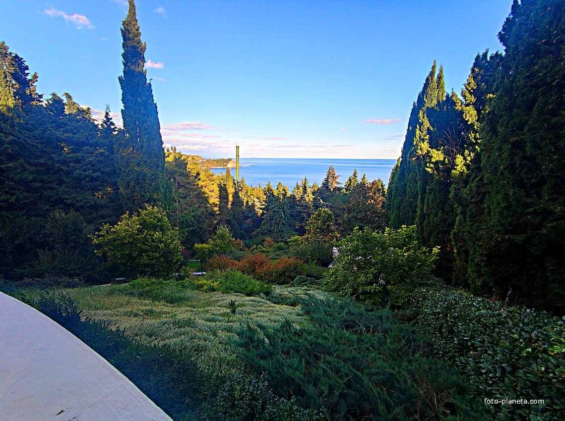 Парк «Айвазовское» — ландшафтный парк на берегу Чёрного моря. Расположен у подножия Медведь-горы в посёлке.