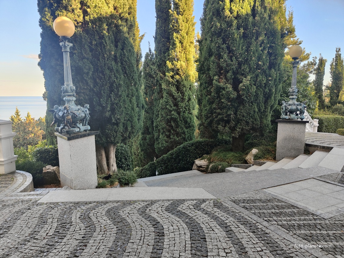 Парк «Айвазовское» — ландшафтный парк на берегу Чёрного моря. Расположен у подножия Медведь-горы в посёлке.